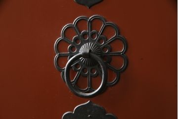 中古　米沢箪笥　伝統工芸　漆塗り　手打ち金具の意匠が目を引く重ね箪笥(和タンス、収納箪笥、衣装箪笥、着物箪笥)(R-078748)