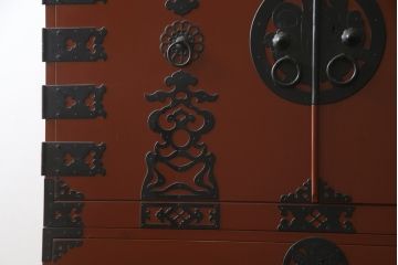 中古　米沢箪笥　伝統工芸　漆塗り　手打ち金具の意匠が目を引く重ね箪笥(和タンス、収納箪笥、衣装箪笥、着物箪笥)(R-078748)