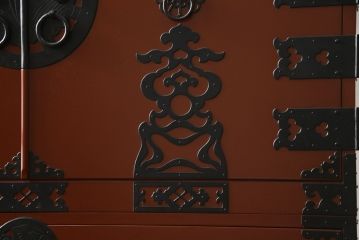 中古　米沢箪笥　伝統工芸　漆塗り　手打ち金具の意匠が目を引く重ね箪笥(和タンス、収納箪笥、衣装箪笥、着物箪笥)(R-078748)
