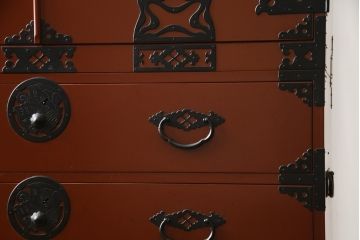 中古　米沢箪笥　伝統工芸　漆塗り　手打ち金具の意匠が目を引く重ね箪笥(和タンス、収納箪笥、衣装箪笥、着物箪笥)(R-078748)