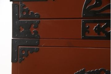 中古　米沢箪笥　伝統工芸　漆塗り　手打ち金具の意匠が目を引く重ね箪笥(和タンス、収納箪笥、衣装箪笥、着物箪笥)(R-078748)