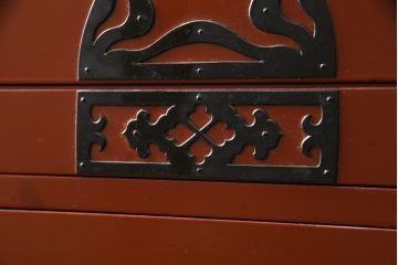 中古　米沢箪笥　伝統工芸　漆塗り　手打ち金具の意匠が目を引く重ね箪笥(和タンス、収納箪笥、衣装箪笥、着物箪笥)(R-078748)