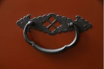 中古　米沢箪笥　伝統工芸　漆塗り　手打ち金具の意匠が目を引く重ね箪笥(和タンス、収納箪笥、衣装箪笥、着物箪笥)(R-078748)