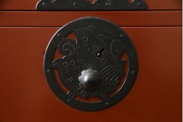 中古　米沢箪笥　伝統工芸　漆塗り　手打ち金具の意匠が目を引く重ね箪笥(和タンス、収納箪笥、衣装箪笥、着物箪笥)(R-078748)