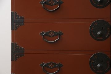 中古　米沢箪笥　伝統工芸　漆塗り　手打ち金具の意匠が目を引く重ね箪笥(和タンス、収納箪笥、衣装箪笥、着物箪笥)(R-078748)