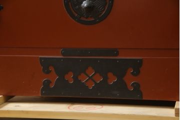 中古　米沢箪笥　伝統工芸　漆塗り　手打ち金具の意匠が目を引く重ね箪笥(和タンス、収納箪笥、衣装箪笥、着物箪笥)(R-078748)