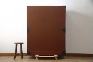 中古　米沢箪笥　伝統工芸　漆塗り　手打ち金具の意匠が目を引く重ね箪笥(和タンス、収納箪笥、衣装箪笥、着物箪笥)(R-078748)