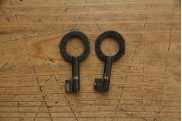 中古　米沢箪笥　伝統工芸　漆塗り　手打ち金具の意匠が目を引く重ね箪笥(和タンス、収納箪笥、衣装箪笥、着物箪笥)(R-078748)