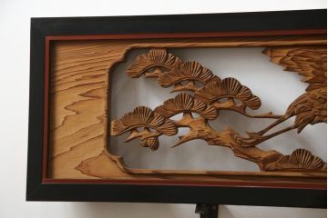 アンティーク建具　漆枠　松と鶴　杢目の美しい両面彫刻欄間2枚セット(明り取り、明かり取り、ランマ)(R-078749)
