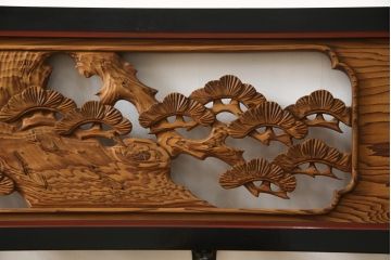 アンティーク建具　漆枠　松と鶴　杢目の美しい両面彫刻欄間2枚セット(明り取り、明かり取り、ランマ)(R-078749)