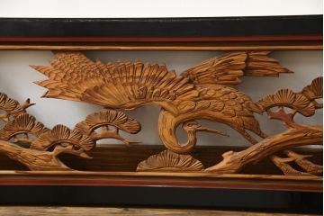 アンティーク建具　漆枠　松と鶴　杢目の美しい両面彫刻欄間2枚セット(明り取り、明かり取り、ランマ)(R-078749)