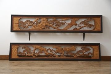 アンティーク建具　漆枠　松と鶴　杢目の美しい両面彫刻欄間2枚セット(明り取り、明かり取り、ランマ)(R-078749)