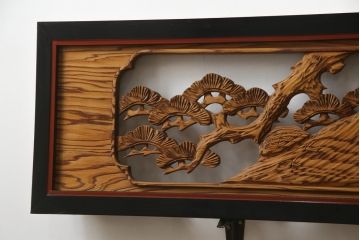 アンティーク建具　漆枠　松と鶴　杢目の美しい両面彫刻欄間2枚セット(明り取り、明かり取り、ランマ)(R-078749)