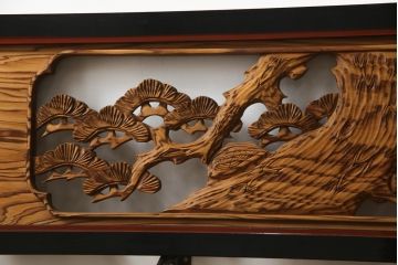 アンティーク建具　漆枠　松と鶴　杢目の美しい両面彫刻欄間2枚セット(明り取り、明かり取り、ランマ)(R-078749)