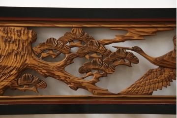 アンティーク建具　漆枠　松と鶴　杢目の美しい両面彫刻欄間2枚セット(明り取り、明かり取り、ランマ)(R-078749)