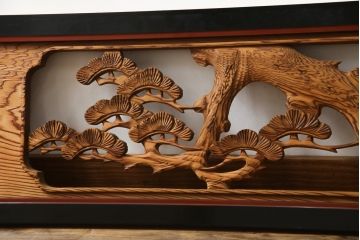 アンティーク建具　漆枠　松と鶴　杢目の美しい両面彫刻欄間2枚セット(明り取り、明かり取り、ランマ)(R-078749)