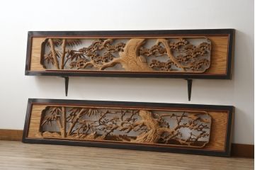 アンティーク建具　漆枠　松竹梅　杢目の美しい両面彫刻欄間2枚セット(明り取り、明かり取り、ランマ)(R-078750)