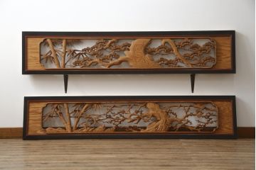 アンティーク建具　漆枠　松竹梅　杢目の美しい両面彫刻欄間2枚セット(明り取り、明かり取り、ランマ)(R-078750)
