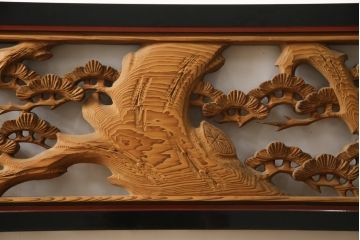 アンティーク建具　漆枠　松竹梅　杢目の美しい両面彫刻欄間2枚セット(明り取り、明かり取り、ランマ)(R-078750)