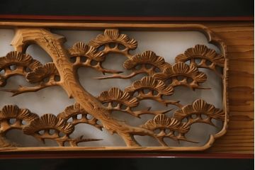 アンティーク建具　漆枠　松竹梅　杢目の美しい両面彫刻欄間2枚セット(明り取り、明かり取り、ランマ)(R-078750)