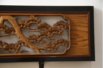 アンティーク建具　漆枠　松竹梅　杢目の美しい両面彫刻欄間2枚セット(明り取り、明かり取り、ランマ)(R-078750)