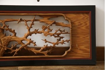 アンティーク建具　漆枠　松竹梅　杢目の美しい両面彫刻欄間2枚セット(明り取り、明かり取り、ランマ)(R-078750)