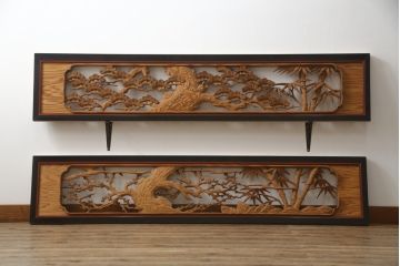 アンティーク建具　漆枠　松竹梅　杢目の美しい両面彫刻欄間2枚セット(明り取り、明かり取り、ランマ)(R-078750)