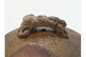 小西陶古　備前焼　霊芝摘み　蓋の取っ手の細かい装飾が印象的な宝瓶(茶道具、茶器、湯冷まし、煎茶道具、急須、和食器、共箱付き、裏印)(R-078756)