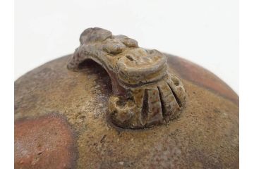 小西陶古　備前焼　霊芝摘み　蓋の取っ手の細かい装飾が印象的な宝瓶(茶道具、茶器、湯冷まし、煎茶道具、急須、和食器、共箱付き、裏印)(R-078756)