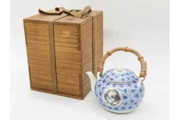 十二代　酒井田柿右衛門　有田焼　染錦　二方龍唐草画　緻密に描かれた模様が見事な土瓶(急須、水差、茶器、茶道具、煎茶道具、和食器、色絵、共箱付き)(R-078759)