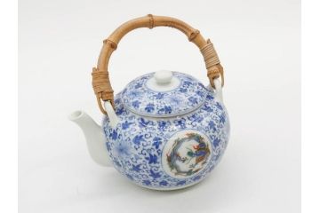 十二代　酒井田柿右衛門　有田焼　染錦　二方龍唐草画　緻密に描かれた模様が見事な土瓶(急須、水差、茶器、茶道具、煎茶道具、和食器、色絵、共箱付き)(R-078759)