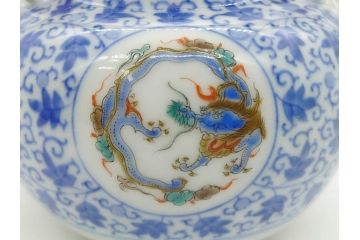 十二代　酒井田柿右衛門　有田焼　染錦　二方龍唐草画　緻密に描かれた模様が見事な土瓶(急須、水差、茶器、茶道具、煎茶道具、和食器、色絵、共箱付き)(R-078759)