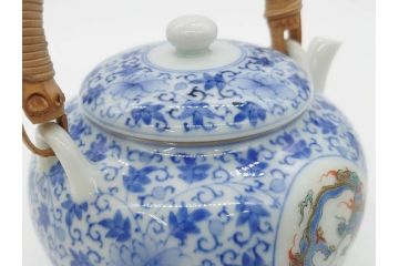 十二代　酒井田柿右衛門　有田焼　染錦　二方龍唐草画　緻密に描かれた模様が見事な土瓶(急須、水差、茶器、茶道具、煎茶道具、和食器、色絵、共箱付き)(R-078759)