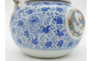 十二代　酒井田柿右衛門　有田焼　染錦　二方龍唐草画　緻密に描かれた模様が見事な土瓶(急須、水差、茶器、茶道具、煎茶道具、和食器、色絵、共箱付き)(R-078759)