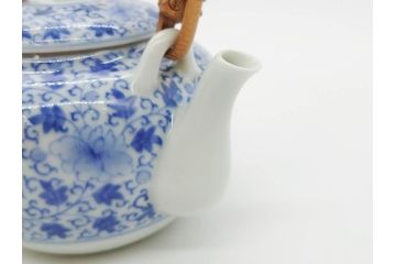 十二代　酒井田柿右衛門　有田焼　染錦　二方龍唐草画　緻密に描かれた模様が見事な土瓶(急須、水差、茶器、茶道具、煎茶道具、和食器、色絵、共箱付き)(R-078759)