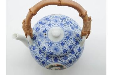 十二代　酒井田柿右衛門　有田焼　染錦　二方龍唐草画　緻密に描かれた模様が見事な土瓶(急須、水差、茶器、茶道具、煎茶道具、和食器、色絵、共箱付き)(R-078759)