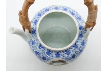 十二代　酒井田柿右衛門　有田焼　染錦　二方龍唐草画　緻密に描かれた模様が見事な土瓶(急須、水差、茶器、茶道具、煎茶道具、和食器、色絵、共箱付き)(R-078759)