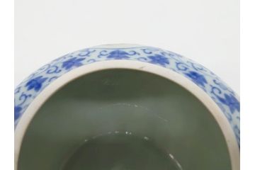 十二代　酒井田柿右衛門　有田焼　染錦　二方龍唐草画　緻密に描かれた模様が見事な土瓶(急須、水差、茶器、茶道具、煎茶道具、和食器、色絵、共箱付き)(R-078759)