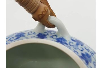 十二代　酒井田柿右衛門　有田焼　染錦　二方龍唐草画　緻密に描かれた模様が見事な土瓶(急須、水差、茶器、茶道具、煎茶道具、和食器、色絵、共箱付き)(R-078759)