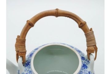 十二代　酒井田柿右衛門　有田焼　染錦　二方龍唐草画　緻密に描かれた模様が見事な土瓶(急須、水差、茶器、茶道具、煎茶道具、和食器、色絵、共箱付き)(R-078759)