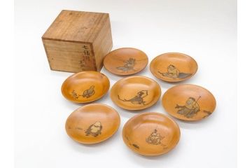図変わり　約14cm　4.5寸　七福神の優し気な表情に心が和む木皿7枚セット(縁起物、恵比寿天(夷)、大黒天、毘沙門天、弁財天、福禄寿、寿老人、布袋、菓子皿、小皿、4寸5分、共箱付き)(R-078760)