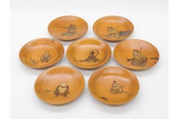 図変わり　約14cm　4.5寸　七福神の優し気な表情に心が和む木皿7枚セット(縁起物、恵比寿天(夷)、大黒天、毘沙門天、弁財天、福禄寿、寿老人、布袋、菓子皿、小皿、4寸5分、共箱付き)(R-078760)