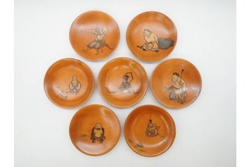 図変わり　約14cm　4.5寸　七福神の優し気な表情に心が和む木皿7枚セット(縁起物、恵比寿天(夷)、大黒天、毘沙門天、弁財天、福禄寿、寿老人、布袋、菓子皿、小皿、4寸5分、共箱付き)(R-078760)