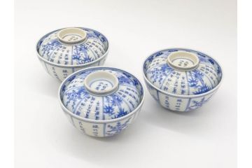 江戸期　大明成化年製　染付　四君子文　漢詩　約12cm　3.9寸　丹念に絵付けされた蓋付き茶碗3客セット(梅、菊、蘭、竹、川本半助?、器、どんぶり、蓋茶碗、陶器、和食器、3寸9分)(R-078762)
