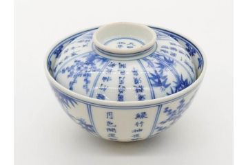 江戸期　大明成化年製　染付　四君子文　漢詩　約12cm　3.9寸　丹念に絵付けされた蓋付き茶碗3客セット(梅、菊、蘭、竹、川本半助?、器、どんぶり、蓋茶碗、陶器、和食器、3寸9分)(R-078762)