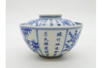 江戸期　大明成化年製　染付　四君子文　漢詩　約12cm　3.9寸　丹念に絵付けされた蓋付き茶碗3客セット(梅、菊、蘭、竹、川本半助?、器、どんぶり、蓋茶碗、陶器、和食器、3寸9分)(R-078762)