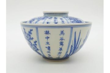 江戸期　大明成化年製　染付　四君子文　漢詩　約12cm　3.9寸　丹念に絵付けされた蓋付き茶碗3客セット(梅、菊、蘭、竹、川本半助?、器、どんぶり、蓋茶碗、陶器、和食器、3寸9分)(R-078762)