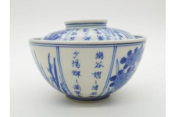 江戸期　大明成化年製　染付　四君子文　漢詩　約12cm　3.9寸　丹念に絵付けされた蓋付き茶碗3客セット(梅、菊、蘭、竹、川本半助?、器、どんぶり、蓋茶碗、陶器、和食器、3寸9分)(R-078762)