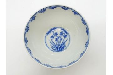 江戸期　大明成化年製　染付　四君子文　漢詩　約12cm　3.9寸　丹念に絵付けされた蓋付き茶碗3客セット(梅、菊、蘭、竹、川本半助?、器、どんぶり、蓋茶碗、陶器、和食器、3寸9分)(R-078762)