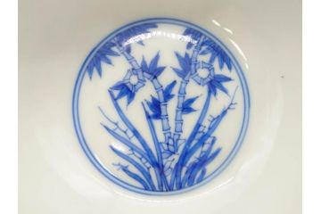 江戸期　大明成化年製　染付　四君子文　漢詩　約12cm　3.9寸　丹念に絵付けされた蓋付き茶碗3客セット(梅、菊、蘭、竹、川本半助?、器、どんぶり、蓋茶碗、陶器、和食器、3寸9分)(R-078762)